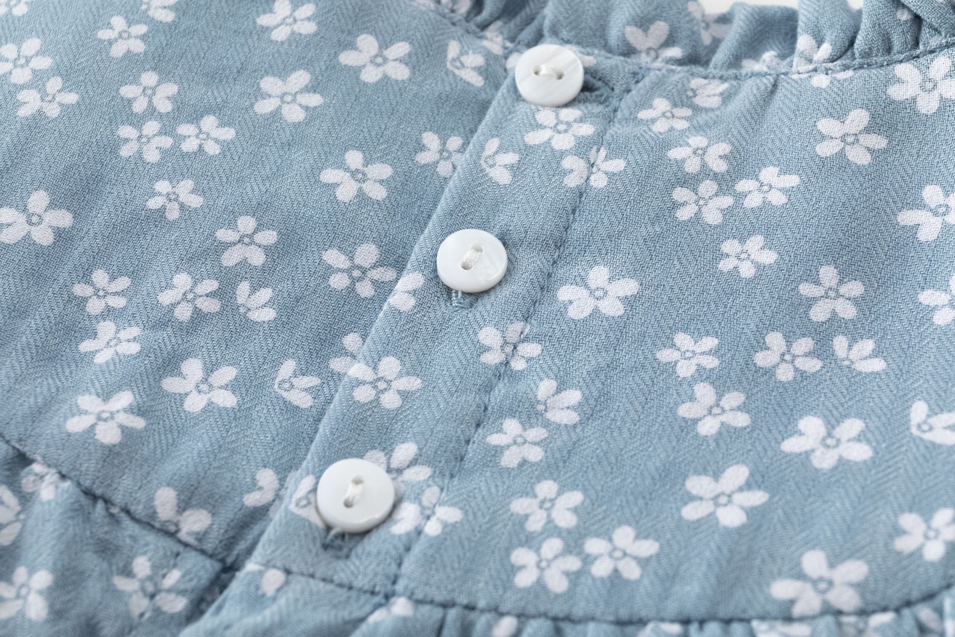 Vestido infantil floral con volantes