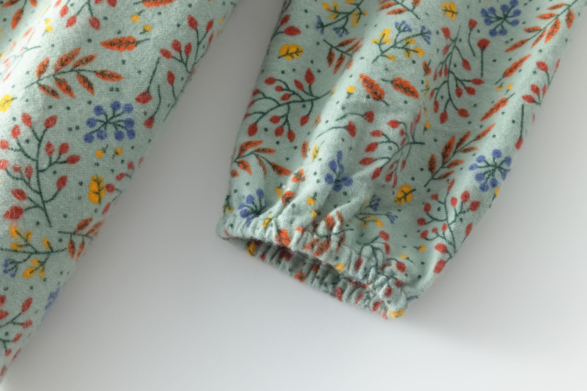 Vestido infantil floral con cuello camisero