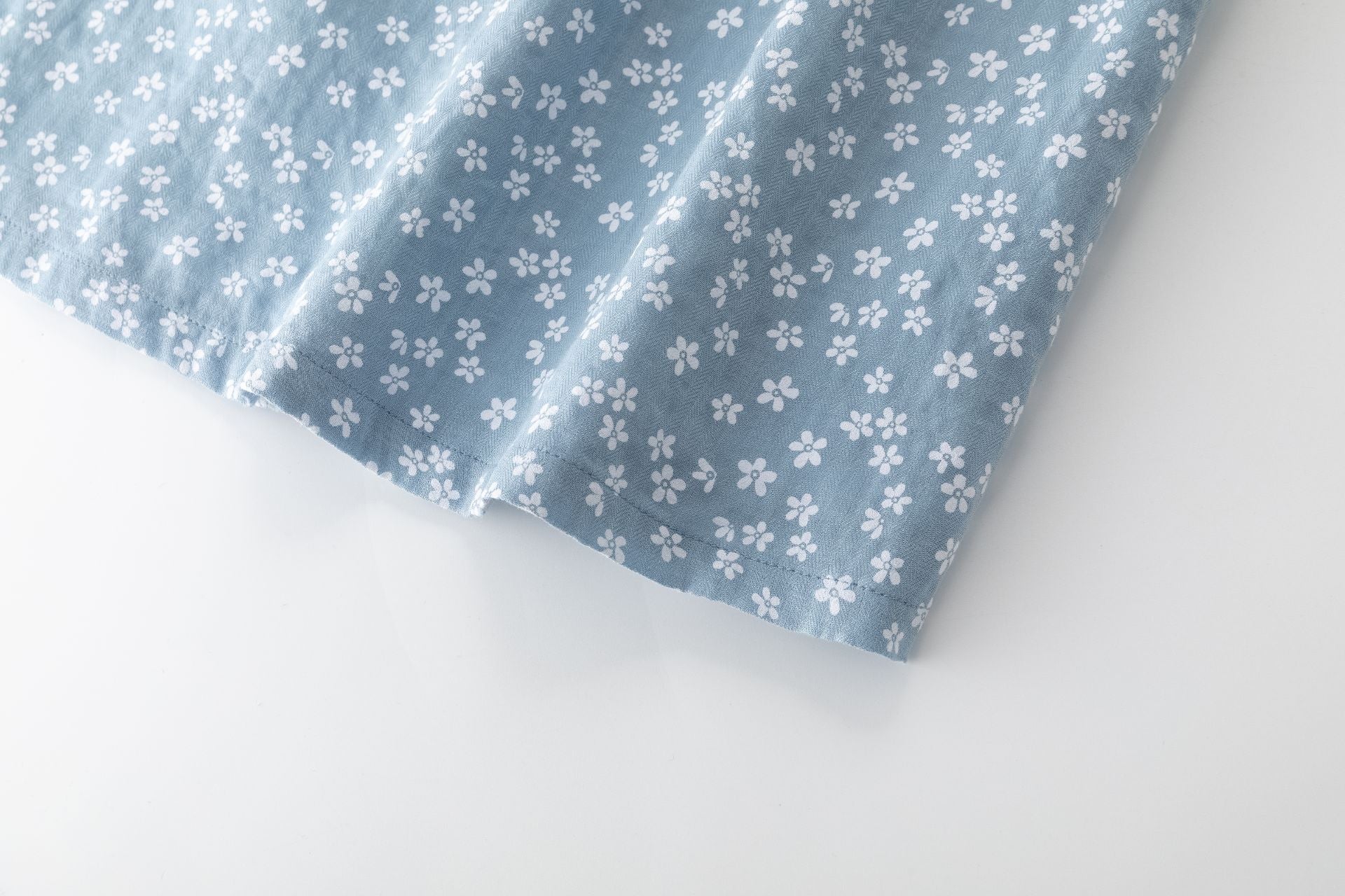 Vestido infantil floral con volantes