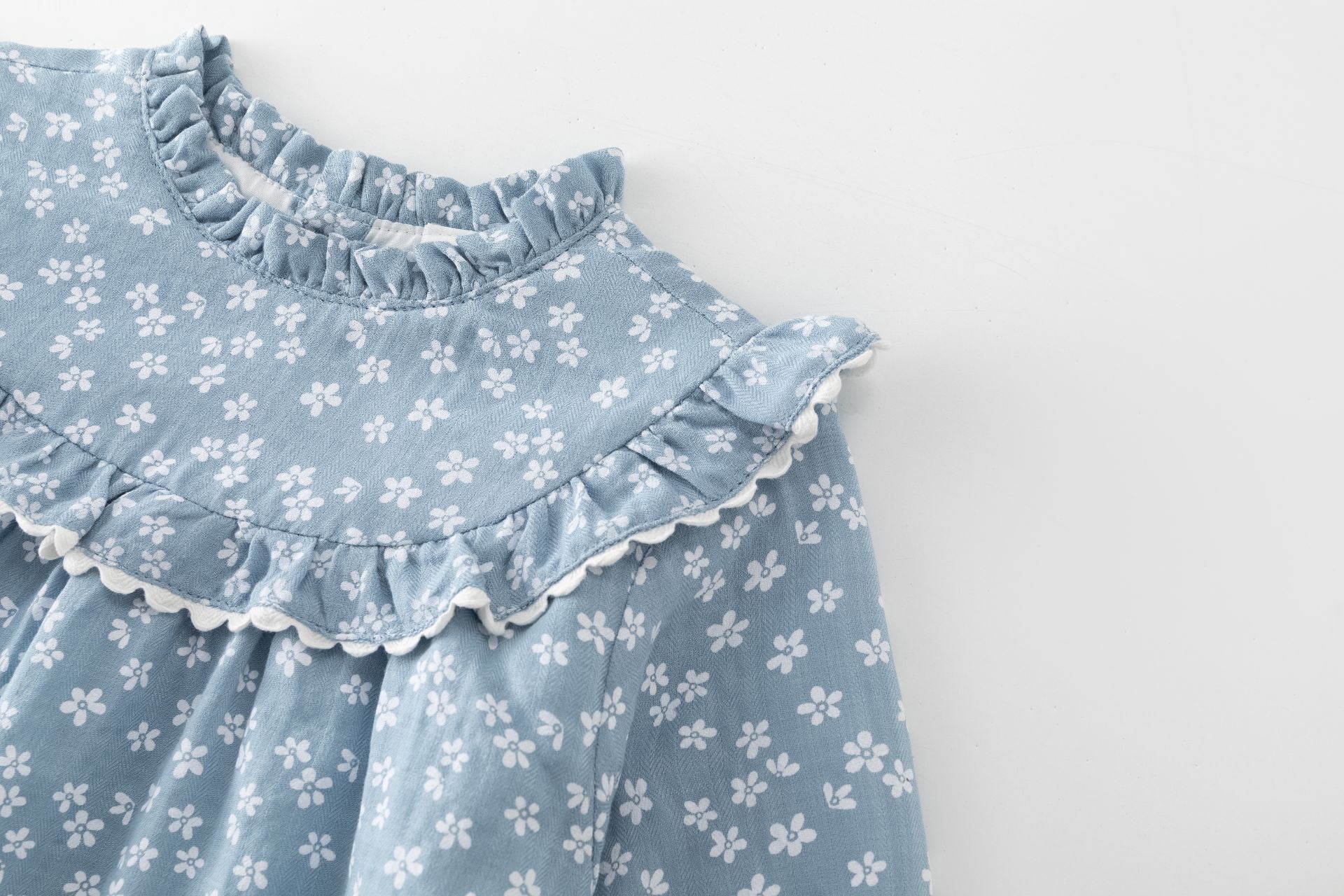 Vestido infantil floral con volantes