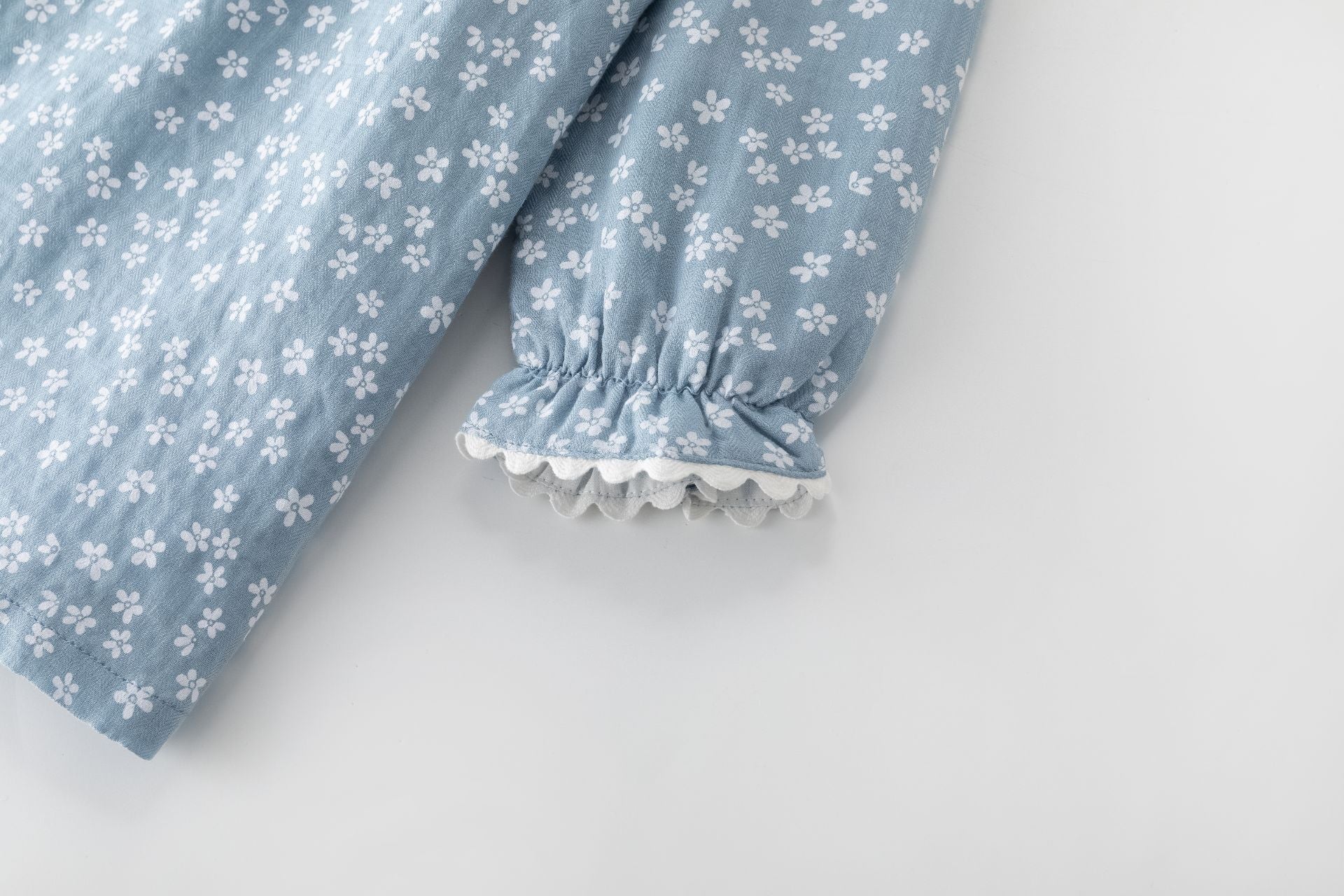 Vestido infantil floral con volantes